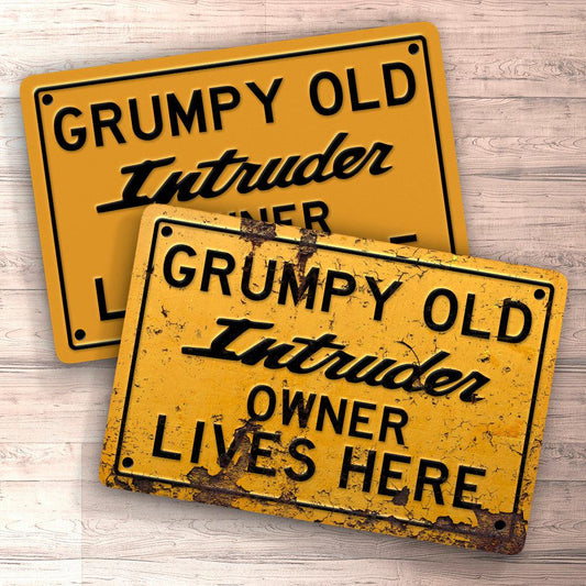 Suzuki Intruder Grumpy Old Suzuki Intruder Owner Lives Here Skilte, Musemåtte, Dørmåtte , Plakat-Skilte-Suzuki-Garage Culture Shop- garage - man cave - merchandise