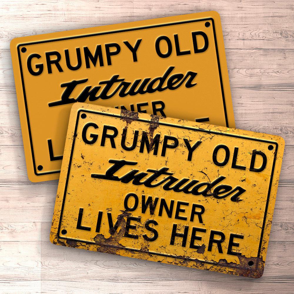Suzuki Intruder Grumpy Old Suzuki Intruder Owner Lives Here Skilte, Musemåtte, Dørmåtte-Skilte-Suzuki-Garage Culture Shop- garage - man cave - merchandise