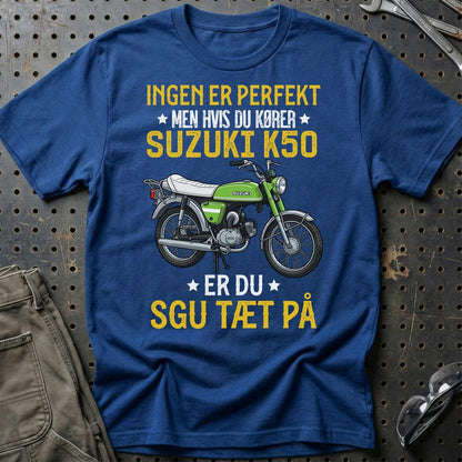 Suzuki K50 Ingen Er Perfekt - Unisex T-Shirt-Beklædning-Suzuki-Blå Royal-S-Garage Culture Shop- garage - man cave - merchandise
