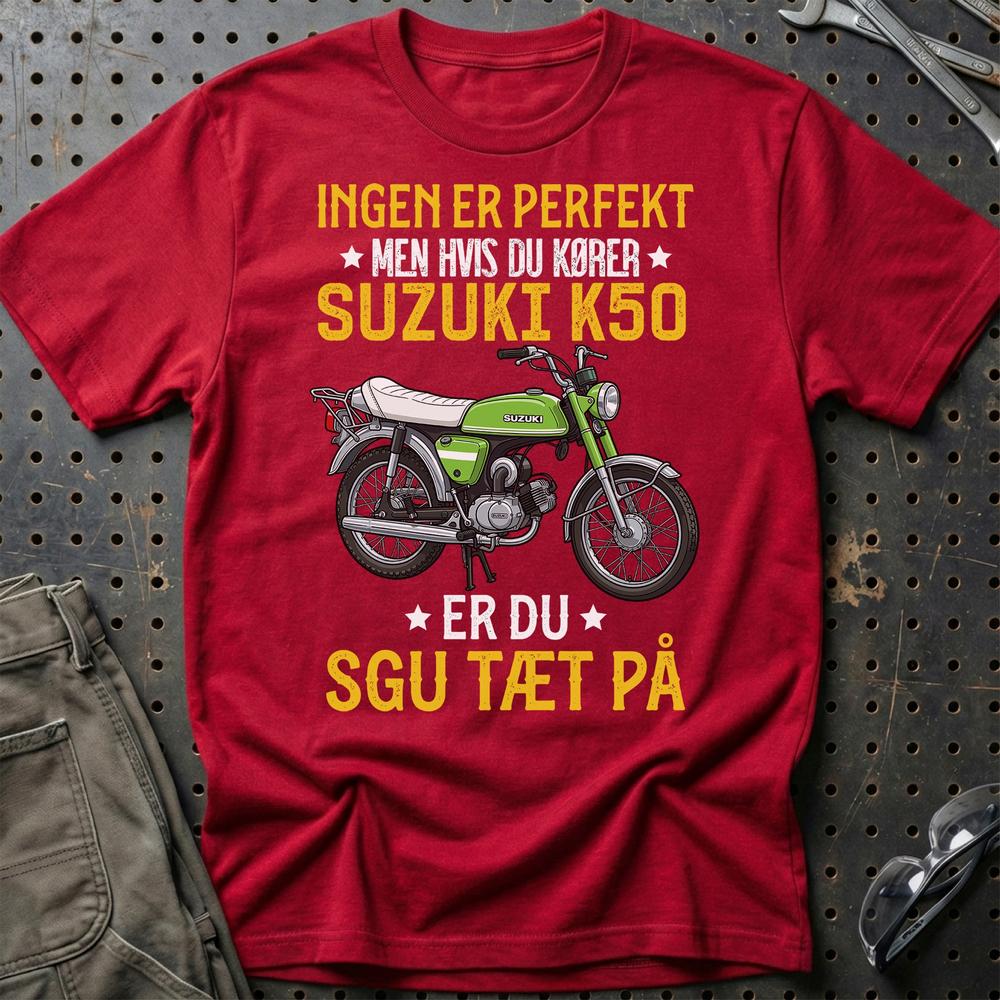 Suzuki K50 Ingen Er Perfekt - Unisex T-Shirt-Beklædning-Suzuki-Rød-S-Garage Culture Shop- garage - man cave - merchandise