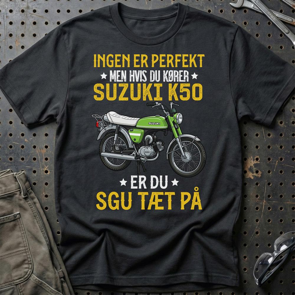 Suzuki K50 Ingen Er Perfekt - Unisex T-Shirt-Beklædning-Suzuki-Sort-S-Garage Culture Shop- garage - man cave - merchandise