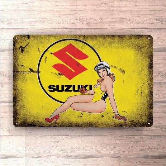 Suzuki Pin-Up Vintage Skilte, Musemåtte, Dørmåtte-Skilte-Suzuki-Garage Culture Shop- garage - man cave - merchandise