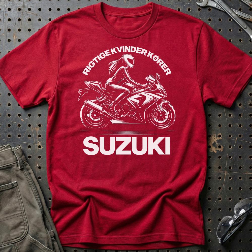 Suzuki Rigtige Kvinder Kører Suzuki T-Shirt-Beklædning-Suzuki-Rød-S-Garage Culture Shop- garage - man cave - merchandise