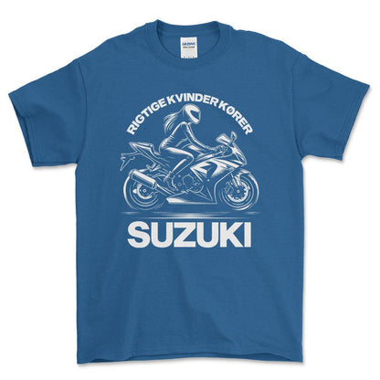Suzuki Rigtige Kvinder Kører Suzuki - Unisex T-Shirt , Bomuld-Beklædning-Suzuki-Blå Royal-S-Forside-Garage Culture Shop- garage - man cave - merchandise