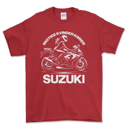 Suzuki Rigtige Kvinder Kører Suzuki - Unisex T-Shirt , Bomuld-Beklædning-Suzuki-Rød-S-Forside-Garage Culture Shop- garage - man cave - merchandise