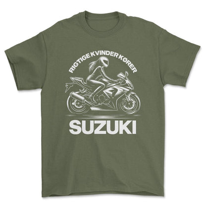 Suzuki Rigtige Kvinder Kører Suzuki - Unisex T-Shirt , Bomuld-Beklædning-Suzuki-Grøn Militær-S-Forside-Garage Culture Shop- garage - man cave - merchandise