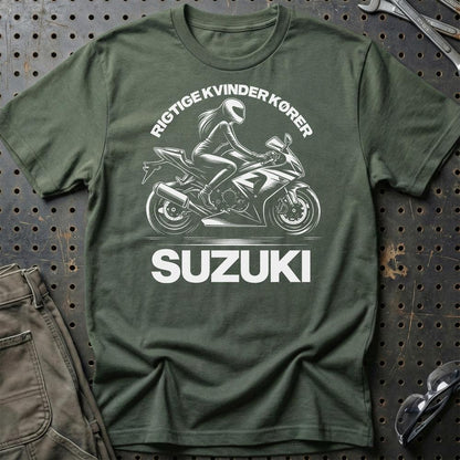 Suzuki Rigtige Kvinder Kører Suzuki - Unisex T-Shirt , Bomuld-Beklædning-Suzuki-Grøn Militær-S-Garage Culture Shop- garage - man cave - merchandise