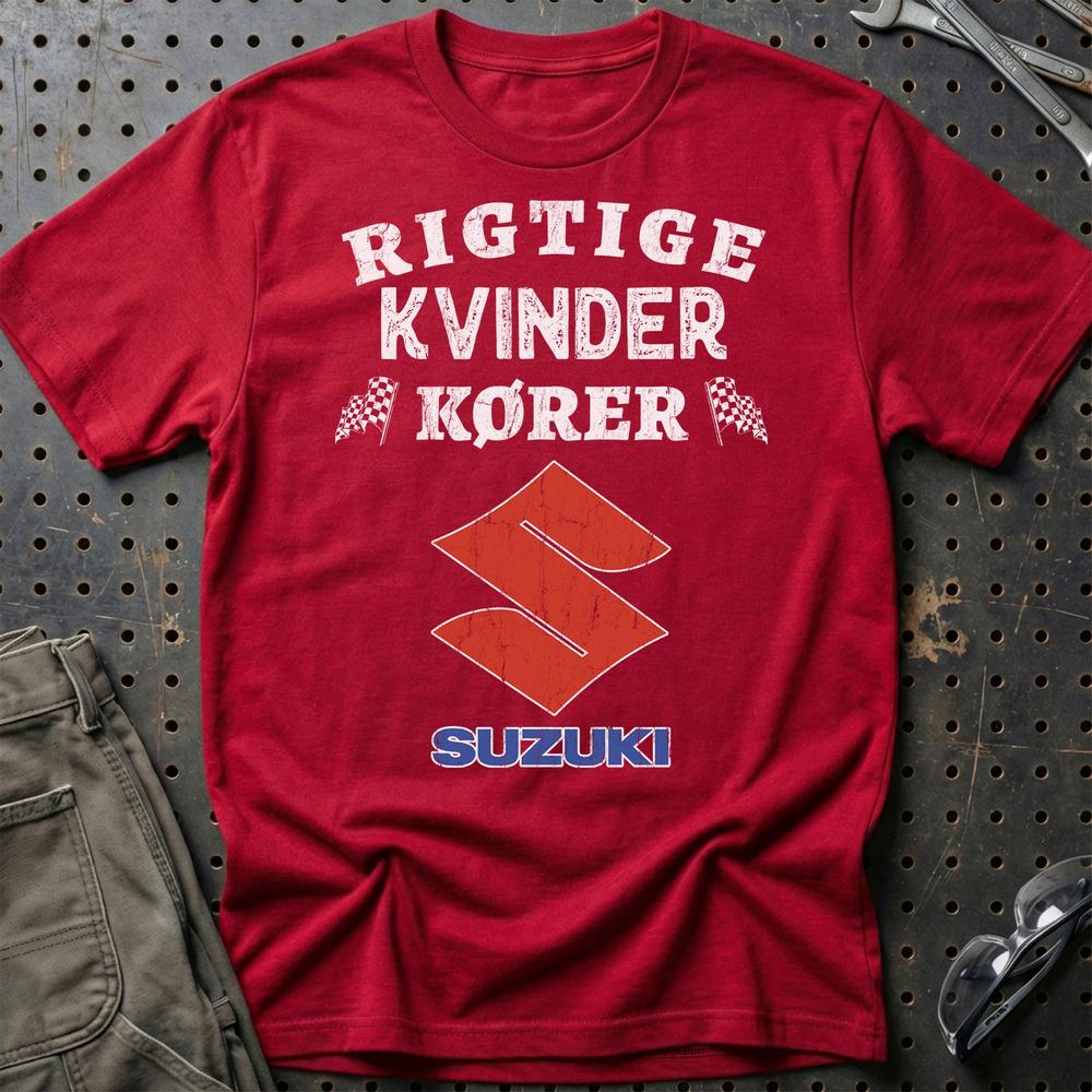 Suzuki Rigtige Kvinder Kører - Unisex T-Shirt , Bomuld-Beklædning-Suzuki-Rød-S-Garage Culture Shop- garage - man cave - merchandise