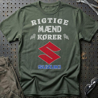 Suzuki Rigtige Mænd Kører - Unisex T-Shirt , Bomuld-Beklædning-Suzuki-Grøn Militær-S-Garage Culture Shop- garage - man cave - merchandise