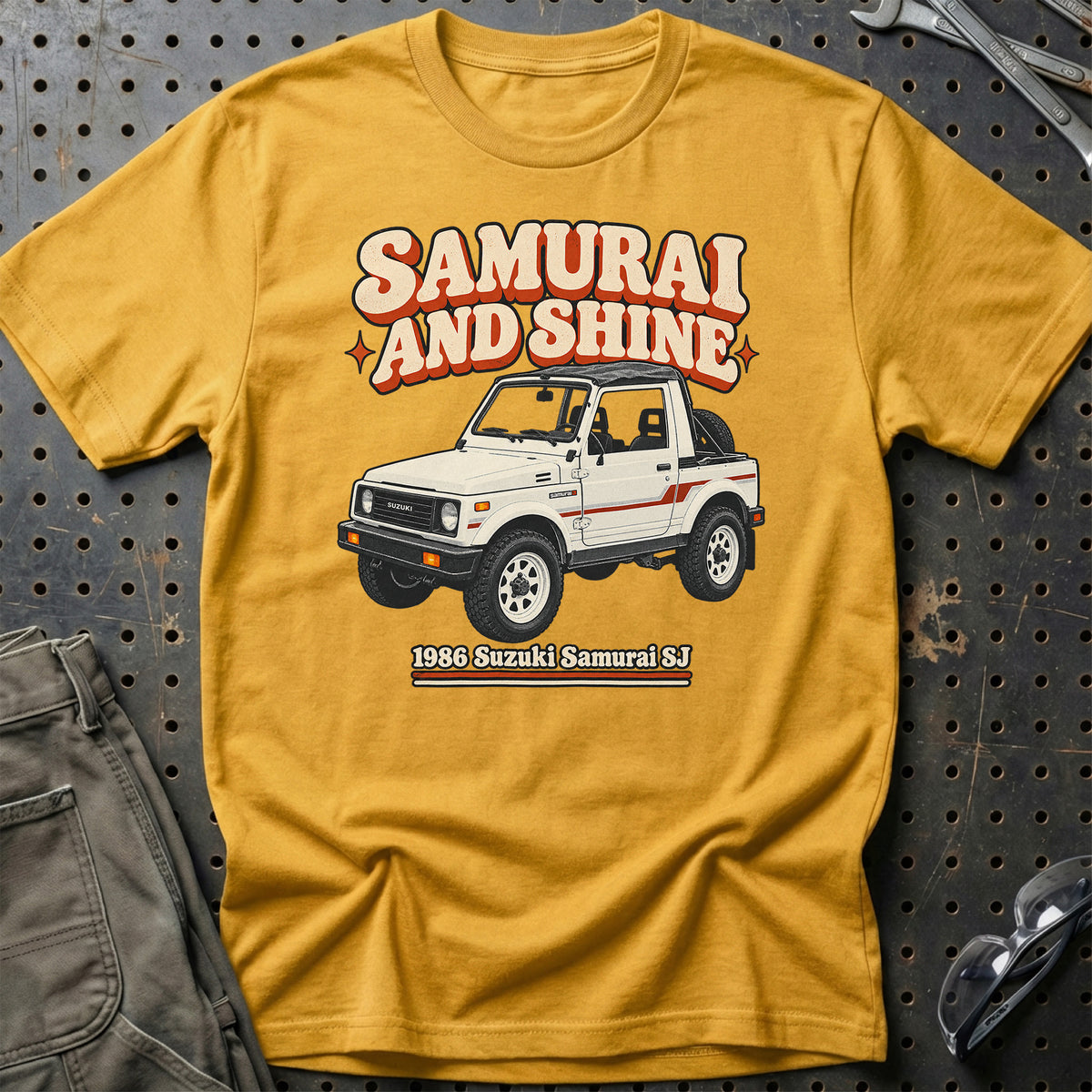
Suzuki Samurai SJ 1986 – Samurai and Shine T-Shirt – Guld