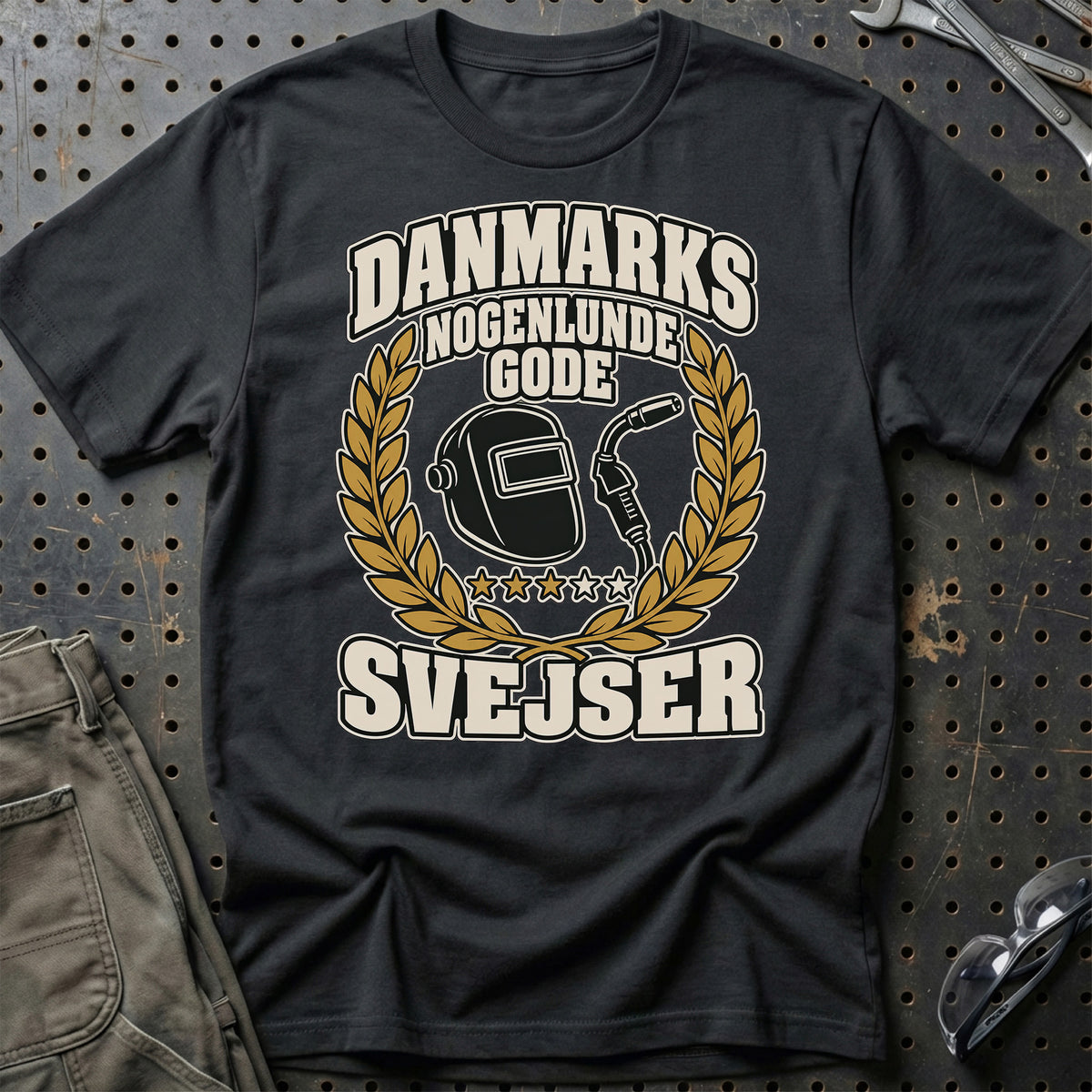 Svejser – Danmarks Nogenlunde Gode T-Shirt-Beklædning-Garage Culture-Sort-S-Garage Culture Shop- garage - man cave - merchandise