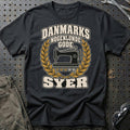 Syer – Danmarks Nogenlunde Gode T-Shirt-Beklædning-Garage Culture-Sort-S-Garage Culture Shop- garage - man cave - merchandise