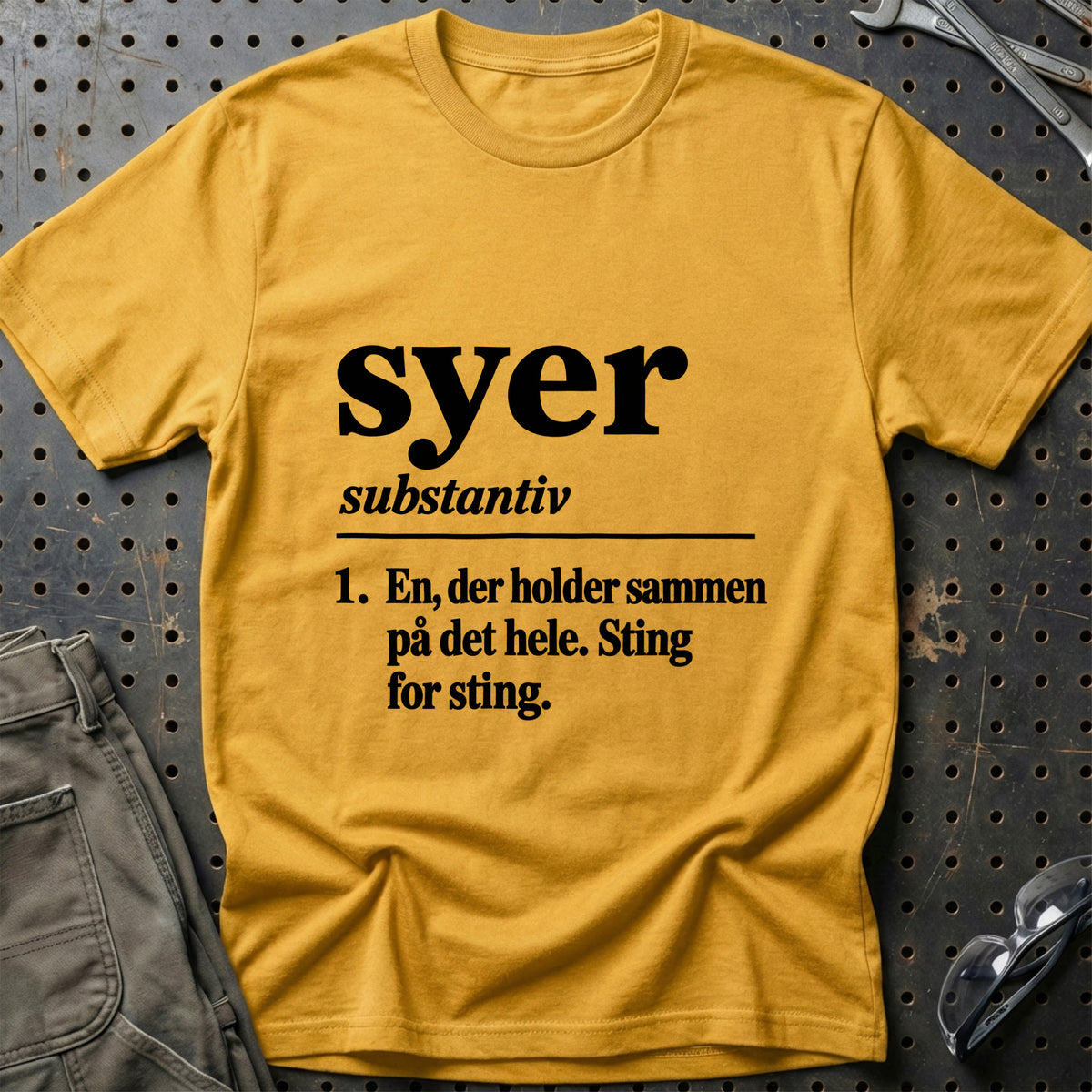 
Syer – Definition T-Shirt – Guld