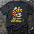 
Syer – Hvad er din superkraft? – Symaskine – Unisex T-Shirt – Sort