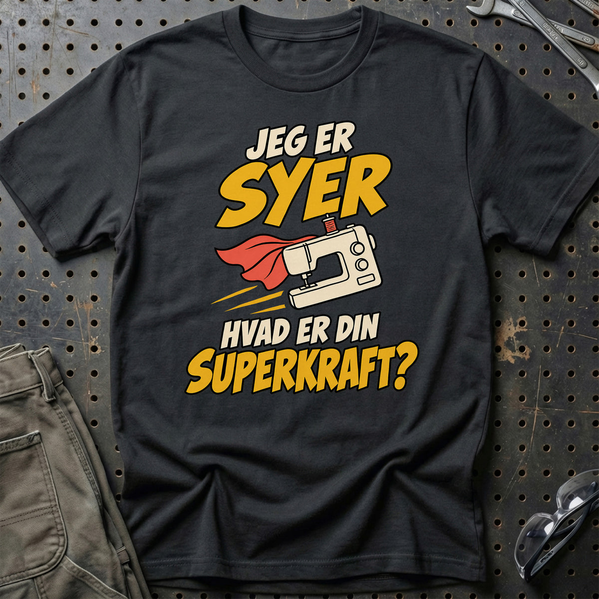 
Syer – Hvad er din superkraft? – Symaskine – Unisex T-Shirt – Sort