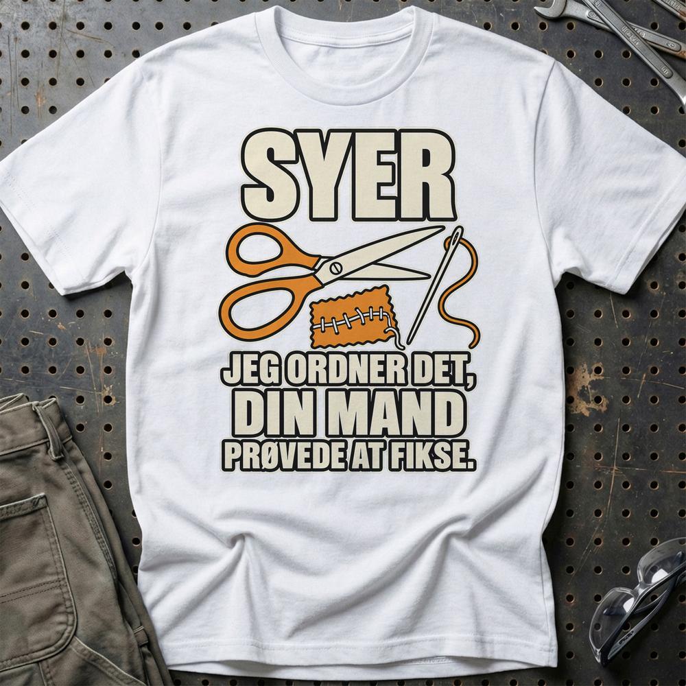 
Produktbillede af Syer – Jeg Ordner Det, Din Mand Prøvede At Fikse T-Shirt