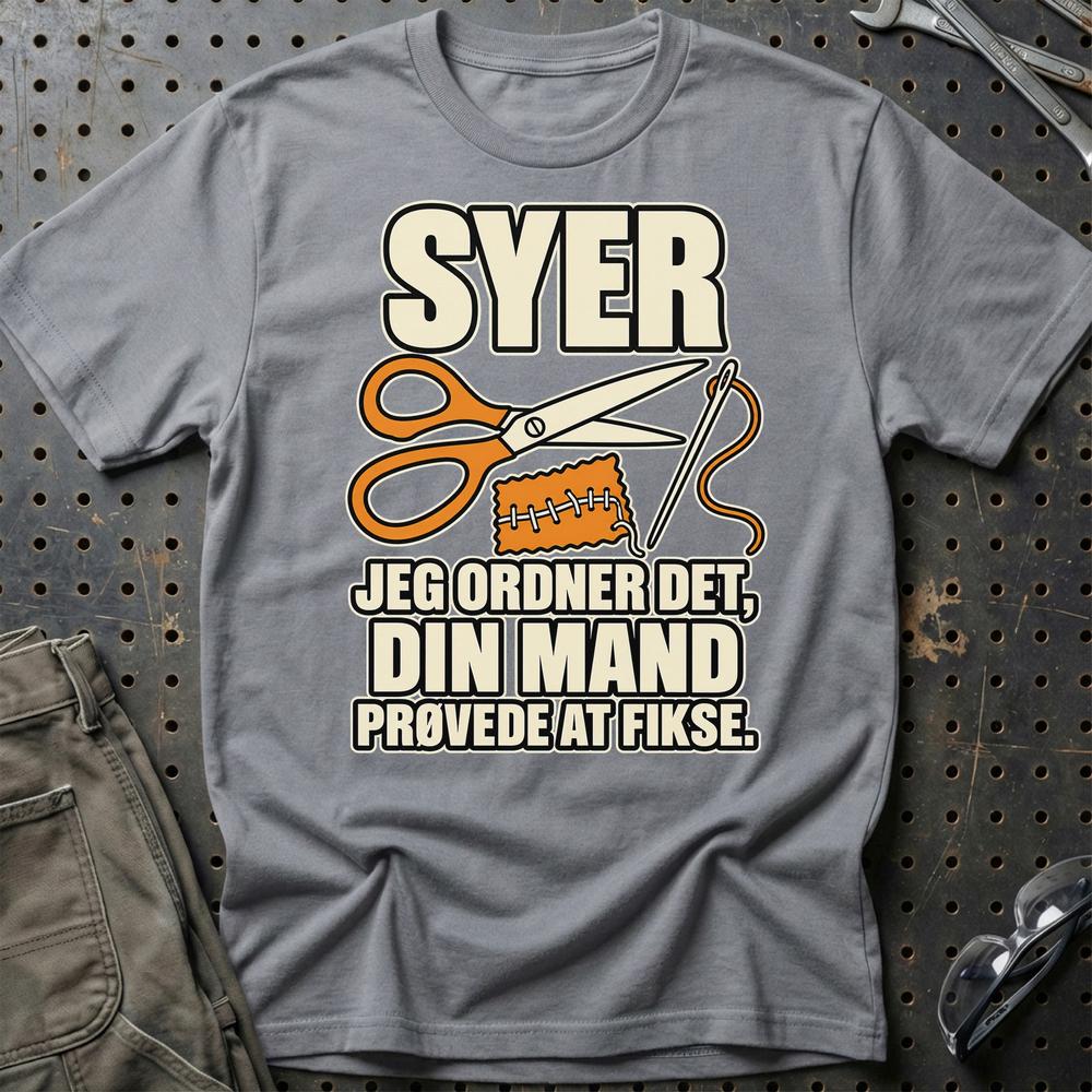 
Produktbillede af Syer – Jeg Ordner Det, Din Mand Prøvede At Fikse T-Shirt
