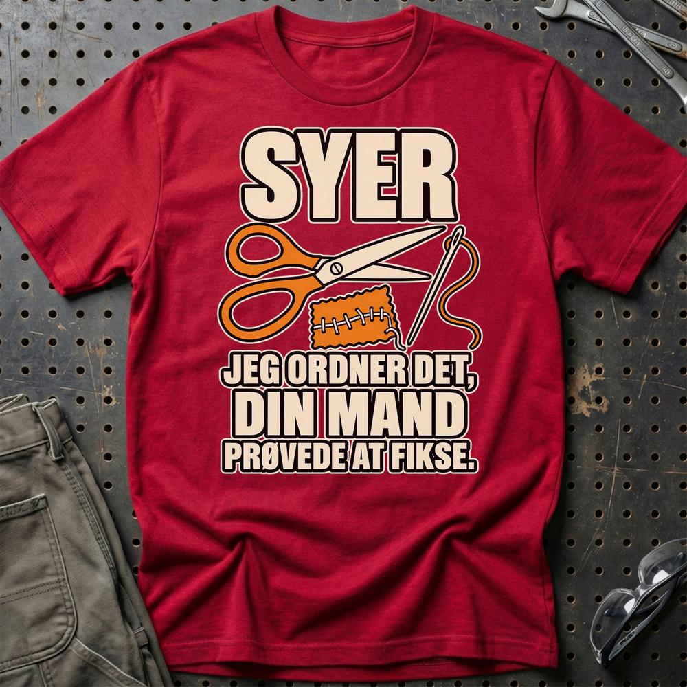 
Produktbillede af Syer – Jeg Ordner Det, Din Mand Prøvede At Fikse T-Shirt