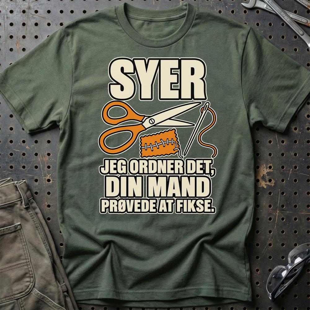 
Produktbillede af Syer – Jeg Ordner Det, Din Mand Prøvede At Fikse T-Shirt