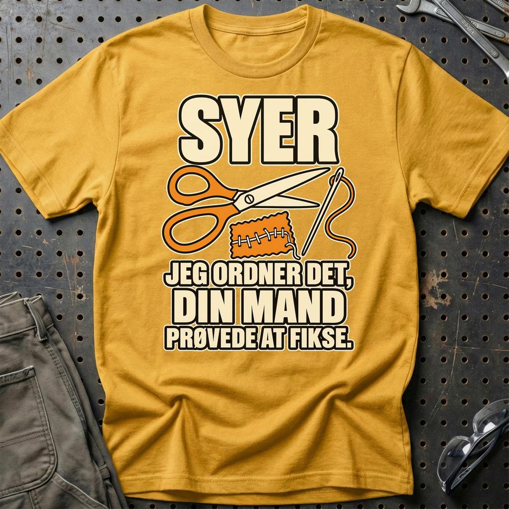 
Produktbillede af Syer – Jeg Ordner Det, Din Mand Prøvede At Fikse T-Shirt