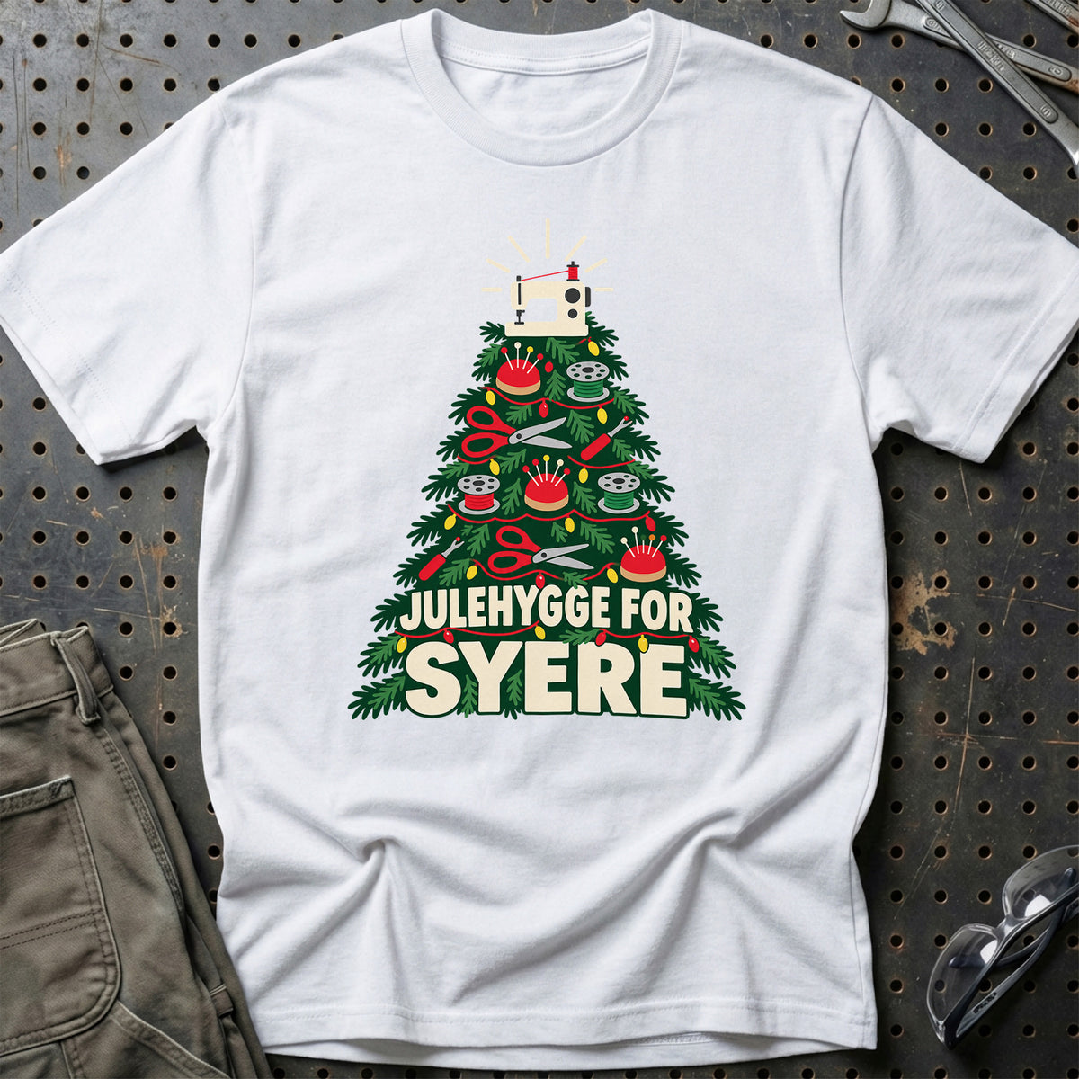 
Syer – Julehygge – Unisex T-Shirt – Hvid