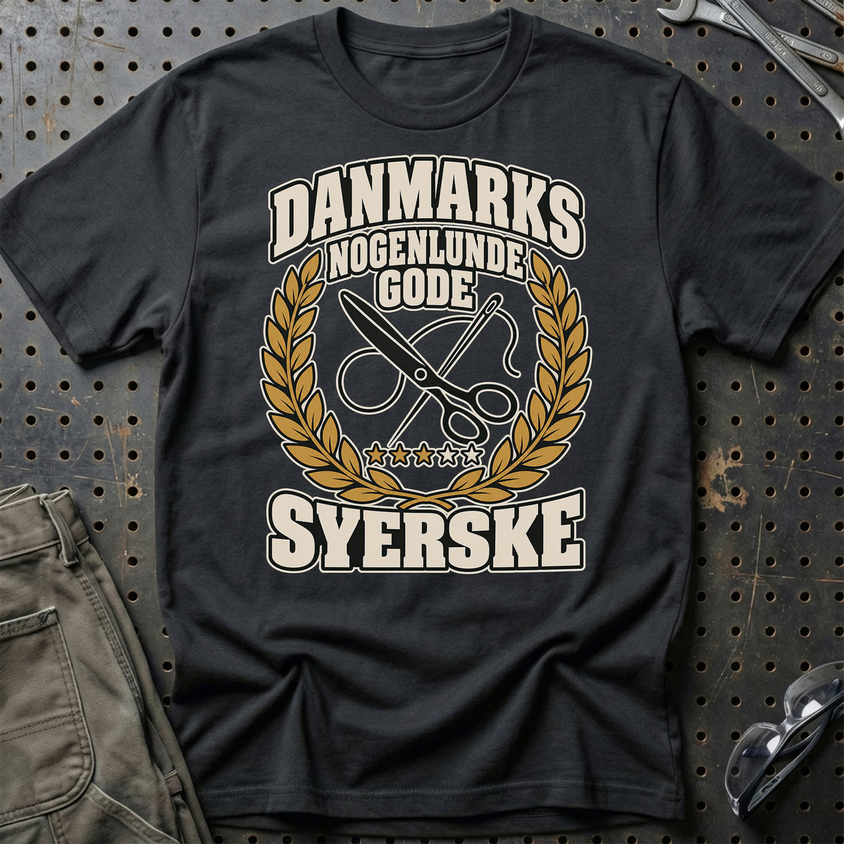 Syerske – Danmarks Nogenlunde Gode T-Shirt-Beklædning-Garage Culture-Sort-S-Garage Culture Shop- garage - man cave - merchandise