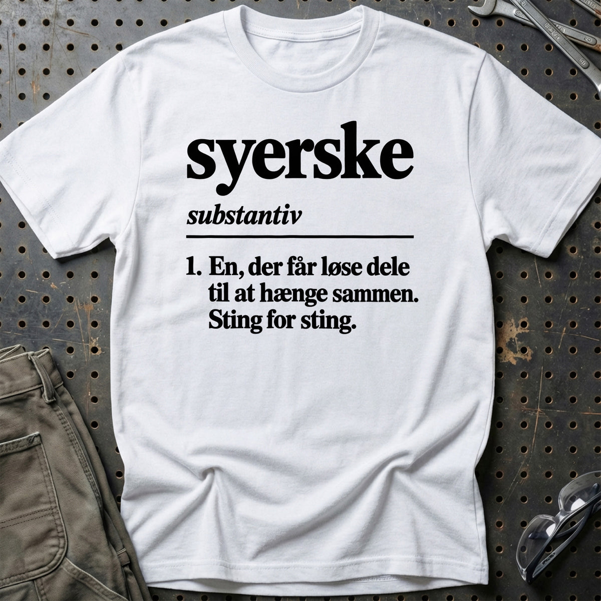 
Syerske – Definition T-Shirt – Hvid