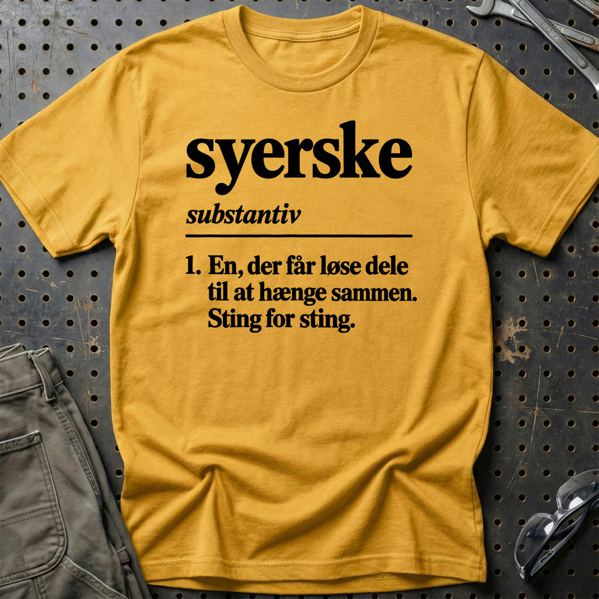 
Syerske – Definition T-Shirt – Guld