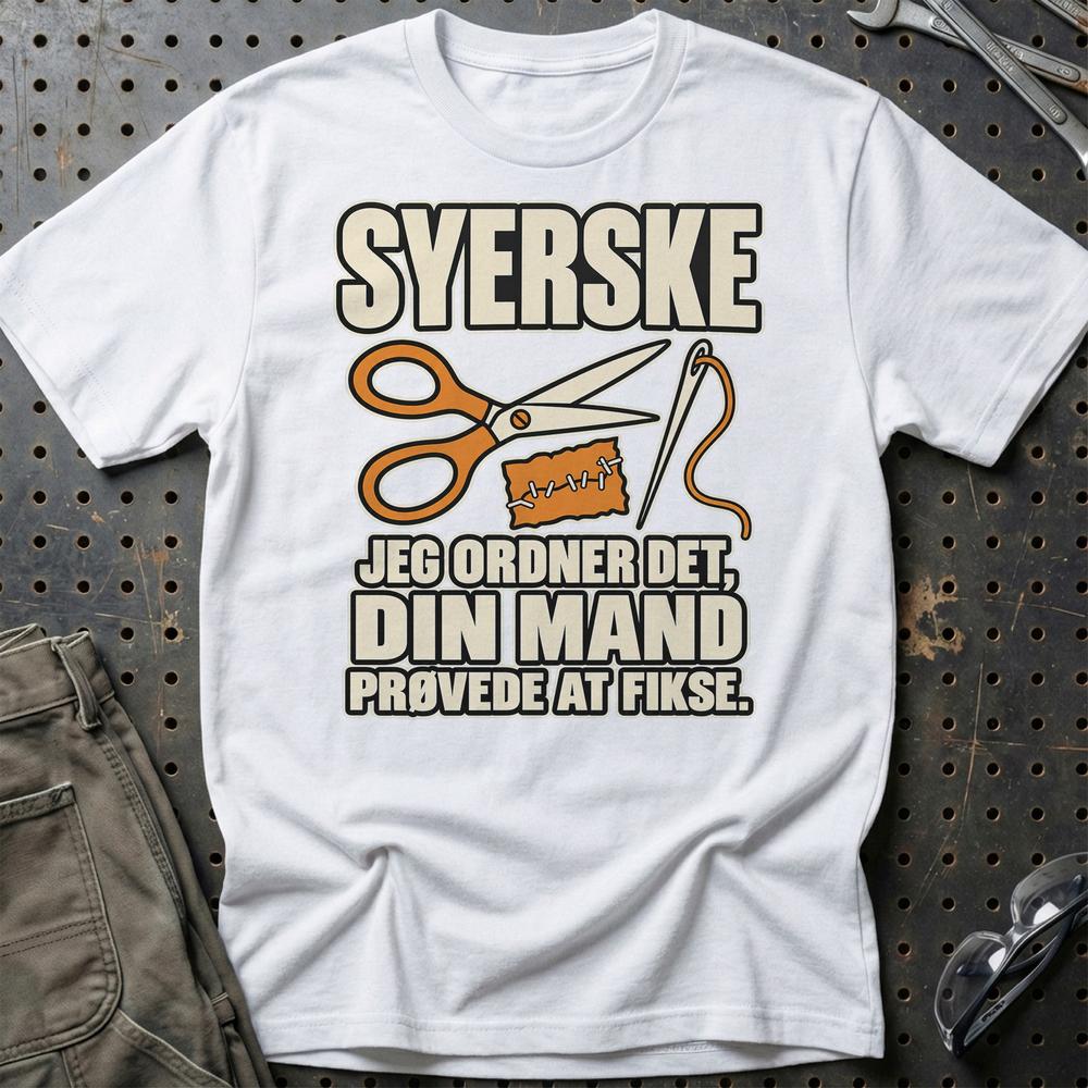 
Produktbillede af Syerske – Jeg Ordner Det, Din Mand Prøvede At Fikse T-Shirt