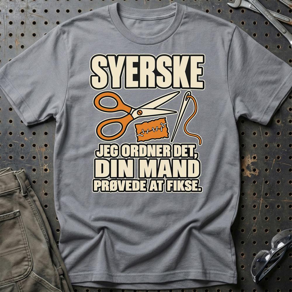 
Produktbillede af Syerske – Jeg Ordner Det, Din Mand Prøvede At Fikse T-Shirt