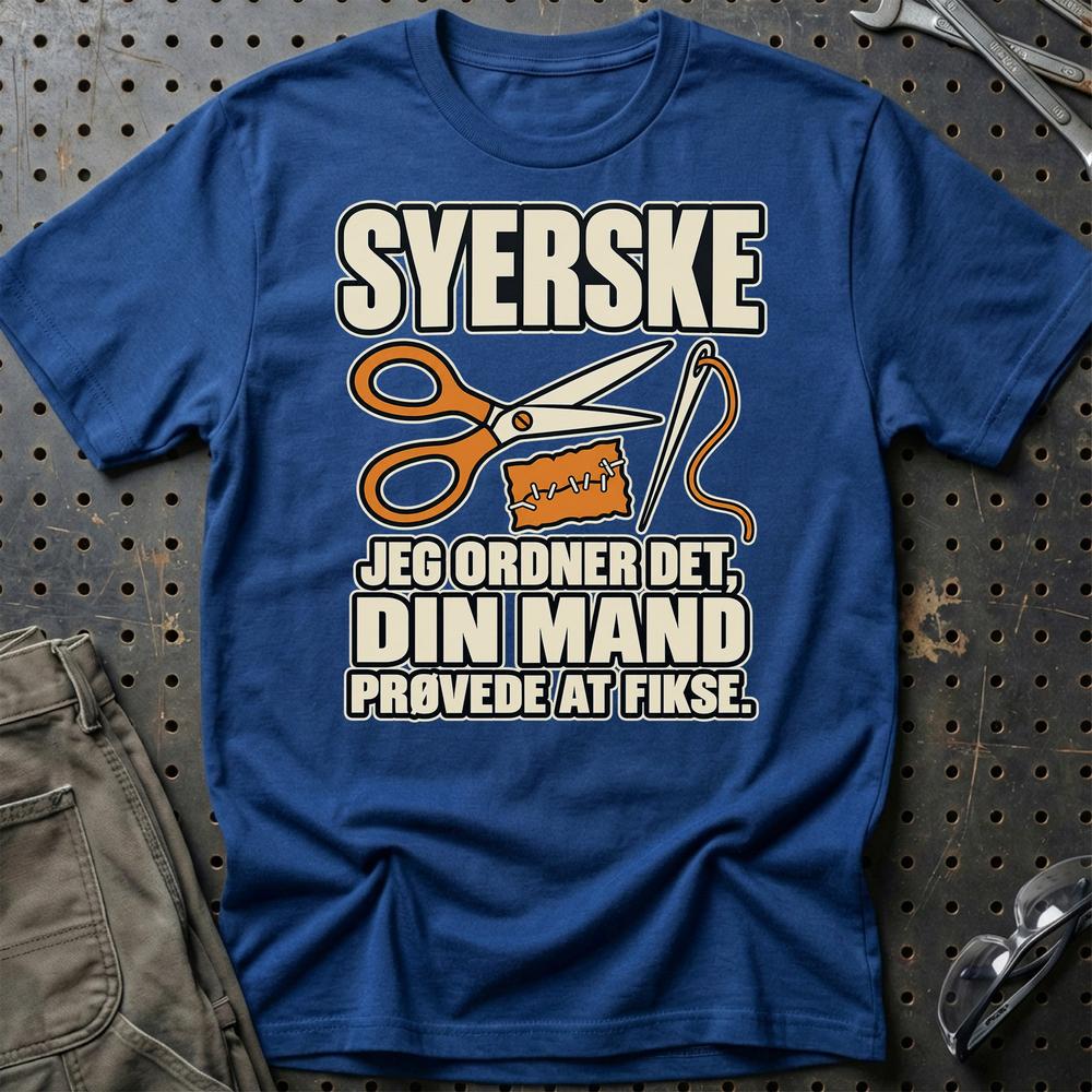 
Produktbillede af Syerske – Jeg Ordner Det, Din Mand Prøvede At Fikse T-Shirt