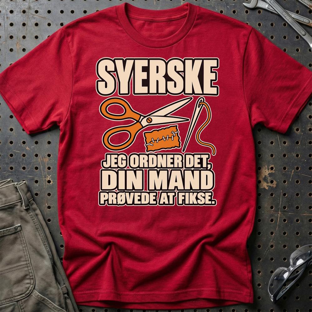 
Produktbillede af Syerske – Jeg Ordner Det, Din Mand Prøvede At Fikse T-Shirt
