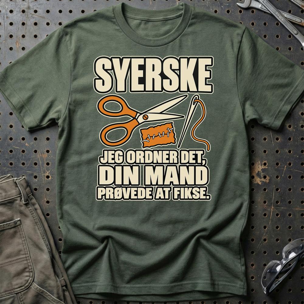 
Produktbillede af Syerske – Jeg Ordner Det, Din Mand Prøvede At Fikse T-Shirt