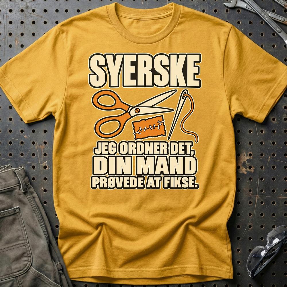 
Produktbillede af Syerske – Jeg Ordner Det, Din Mand Prøvede At Fikse T-Shirt