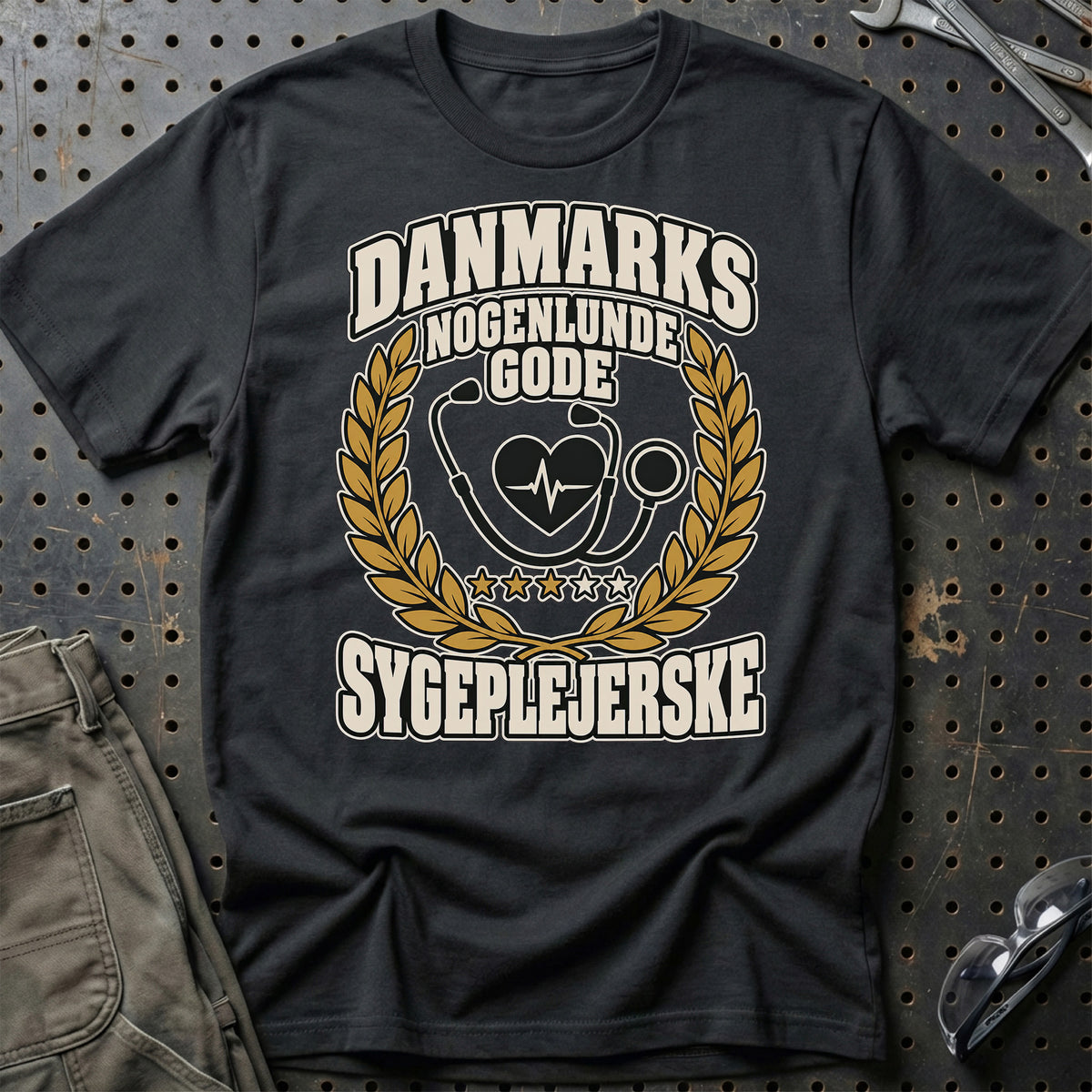 Sygeplejerske – Danmarks Nogenlunde Gode T-Shirt-Beklædning-Garage Culture-Sort-S-Garage Culture Shop- garage - man cave - merchandise