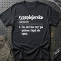 
Sygeplejerske – Definition T-Shirt – Sort