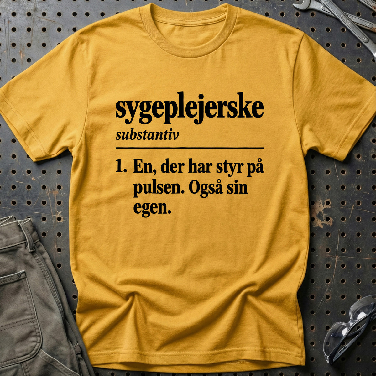 
Sygeplejerske – Definition T-Shirt – Guld