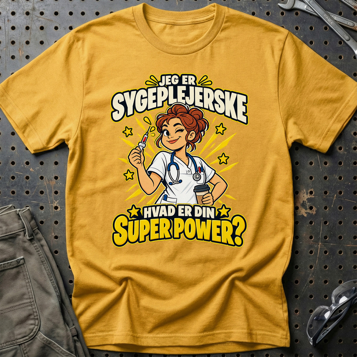 
Sygeplejerske – Hvad Er Din Superpower? T-Shirt – Guld