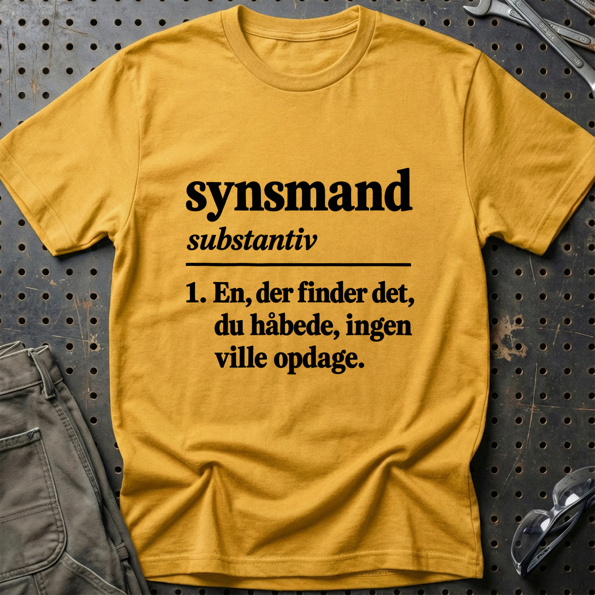 
Synsmand – Definition T-Shirt – Guld