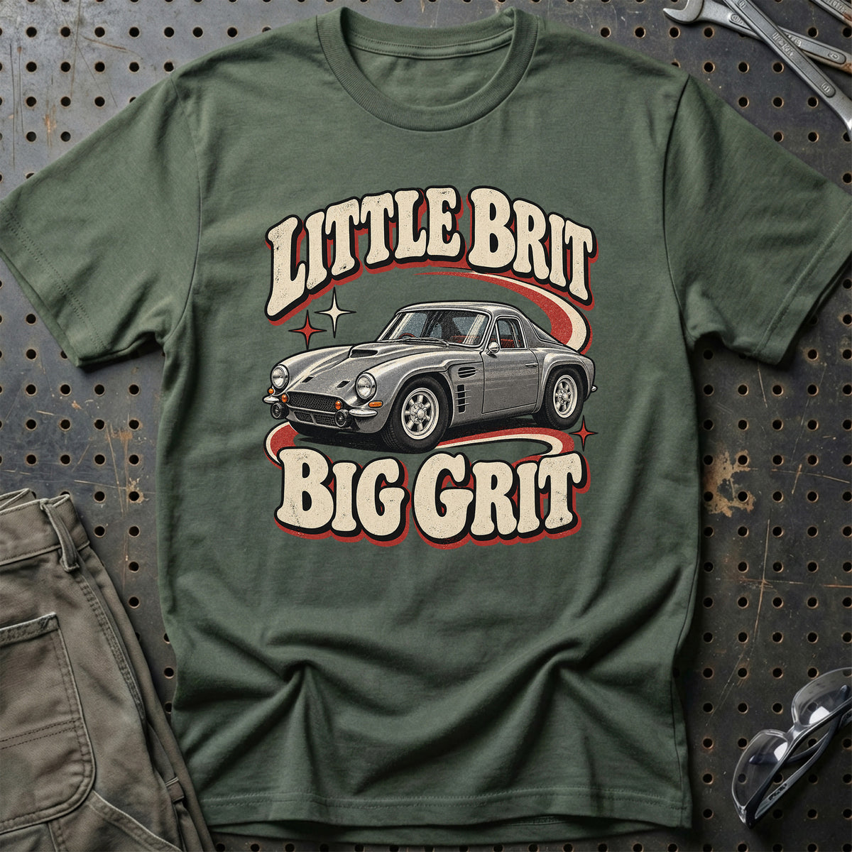 
TVR Griffith 400 1965 – Little Brit, Big Grit T-Shirt – Grøn Militær