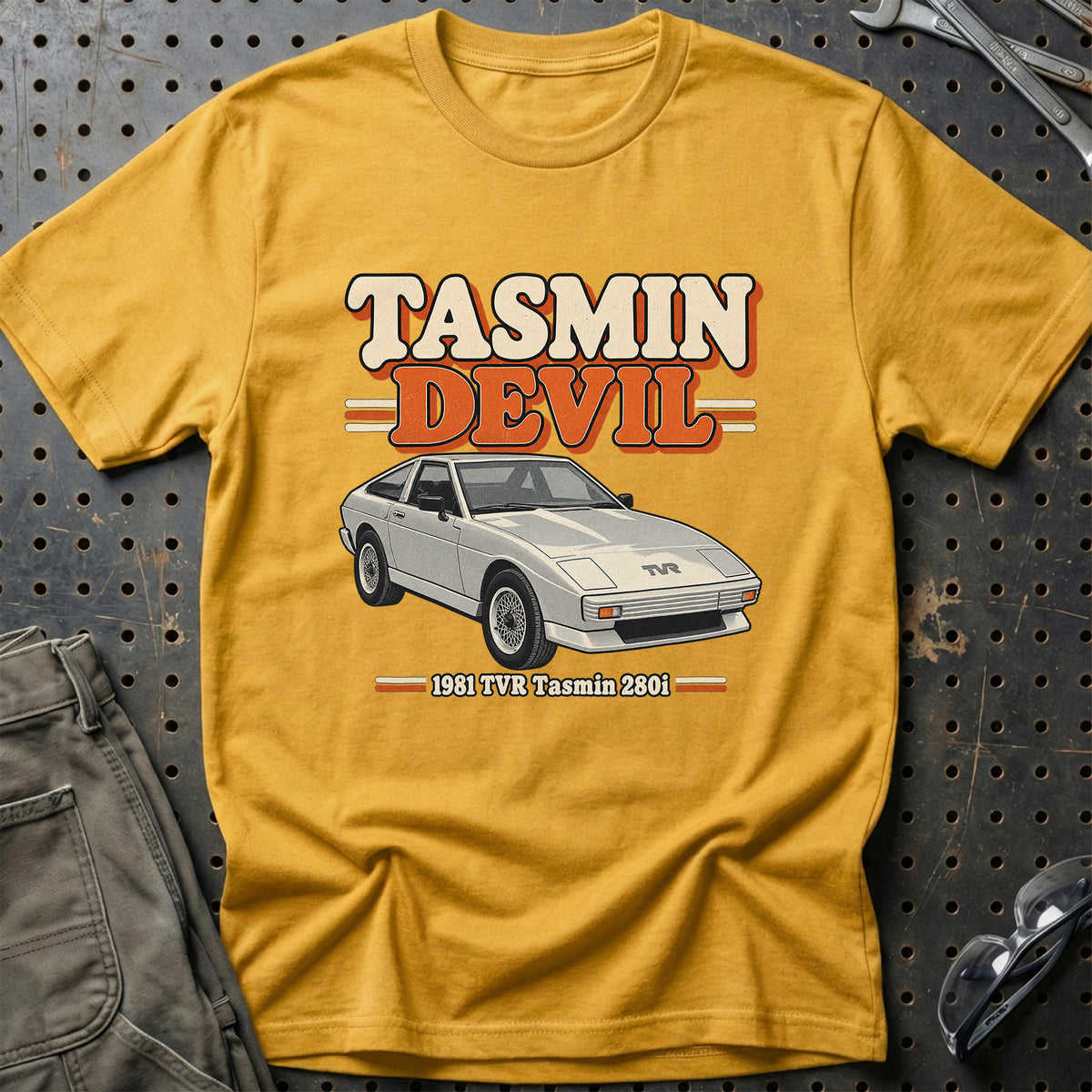 
TVR Tasmin 280i 1981 – Tasmin Devil T-Shirt – Guld