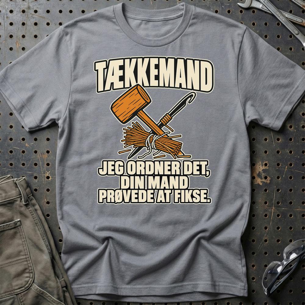 
Produktbillede af Tækkemand – Jeg Ordner Det, Din Mand Prøvede At Fikse T-Shirt
