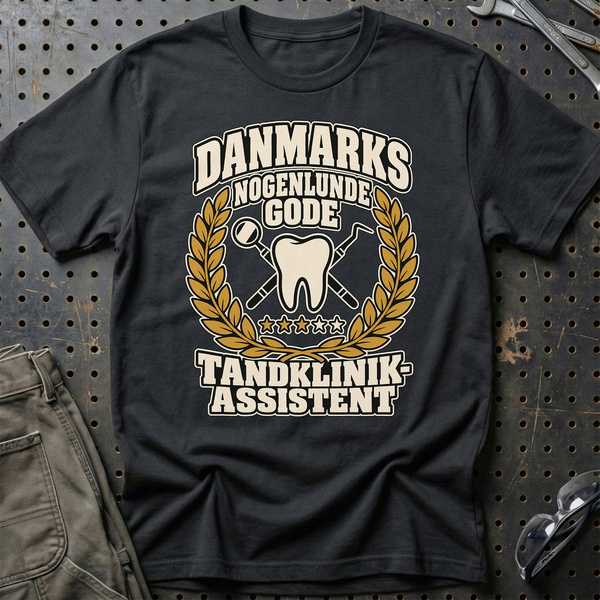 
Tandklinikassistent – Danmarks nogenlunde gode – Unisex T-Shirt – Sort