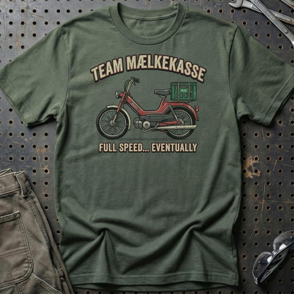 Team Mælkekasse Full Speed... Eventually T-Shirt-Beklædning-Puch-Grøn Militær-S-Garage Culture Shop- garage - man cave - merchandise