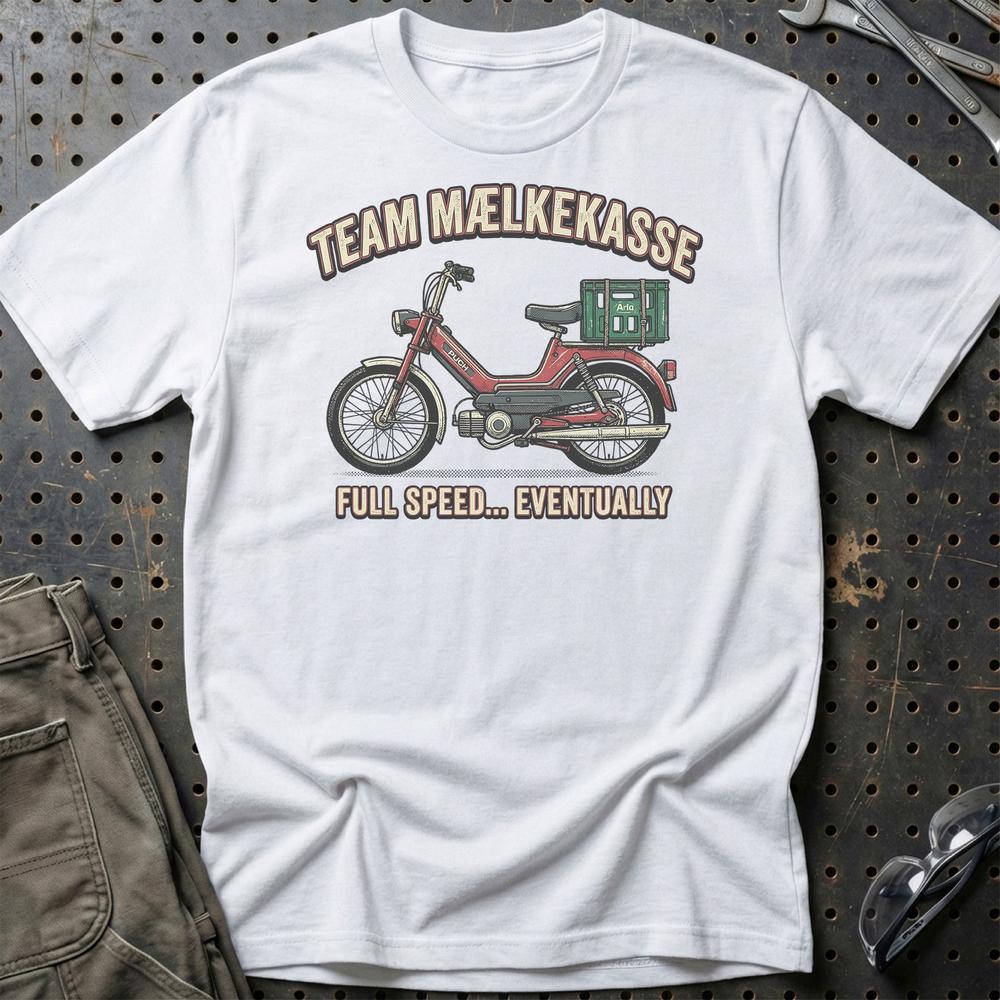 Team Mælkekasse Full Speed... Eventually - Unisex T-Shirt , Bomuld-Beklædning-Puch-Hvid-S-Garage Culture Shop- garage - man cave - merchandise