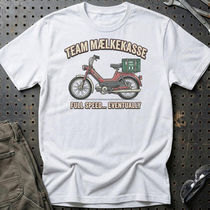 Team Mælkekasse Full Speed... Eventually - Unisex T-Shirt , Bomuld-Beklædning-Puch-Hvid-S-Garage Culture Shop- garage - man cave - merchandise