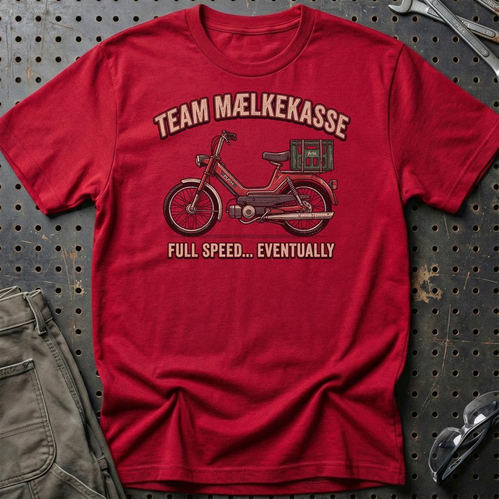 Team Mælkekasse Full Speed... Eventually - Unisex T-Shirt , Bomuld-Beklædning-Puch-Rød-S-Garage Culture Shop- garage - man cave - merchandise