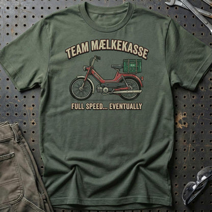Team Mælkekasse Full Speed... Eventually - Unisex T-Shirt , Bomuld-Beklædning-Puch-Grøn Militær-S-Garage Culture Shop- garage - man cave - merchandise
