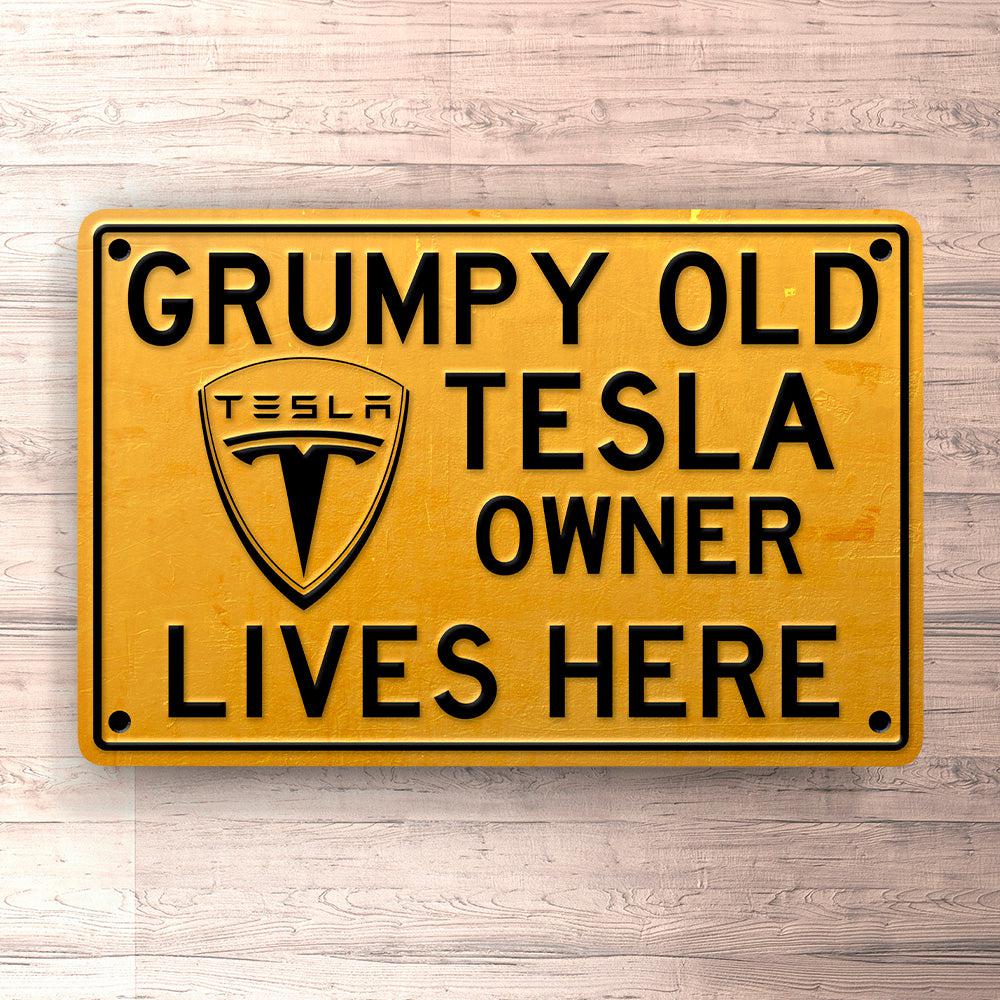 Tesla Grumpy Old Tesla Owner Lives Here Skilte, Musemåtte, Dørmåtte , Plakat-Skilte-Tesla-Garage Culture Shop- garage - man cave - merchandise