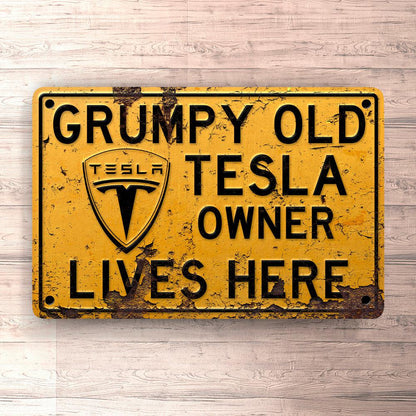 Tesla Grumpy Old Tesla Owner Lives Here Skilte, Musemåtte, Dørmåtte , Plakat-Skilte-Tesla-Garage Culture Shop- garage - man cave - merchandise